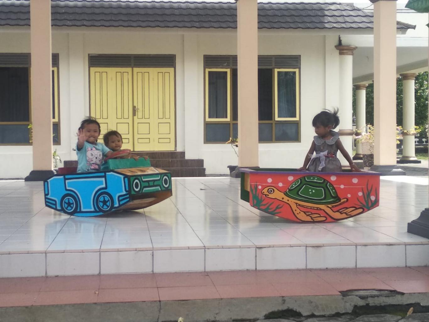 Mengurus Surat Di Desa, Bisa Sambil Momong