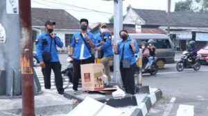 Karang Taruna Putera Bhakti Ambarketawang Bagi Ratusan Takjil